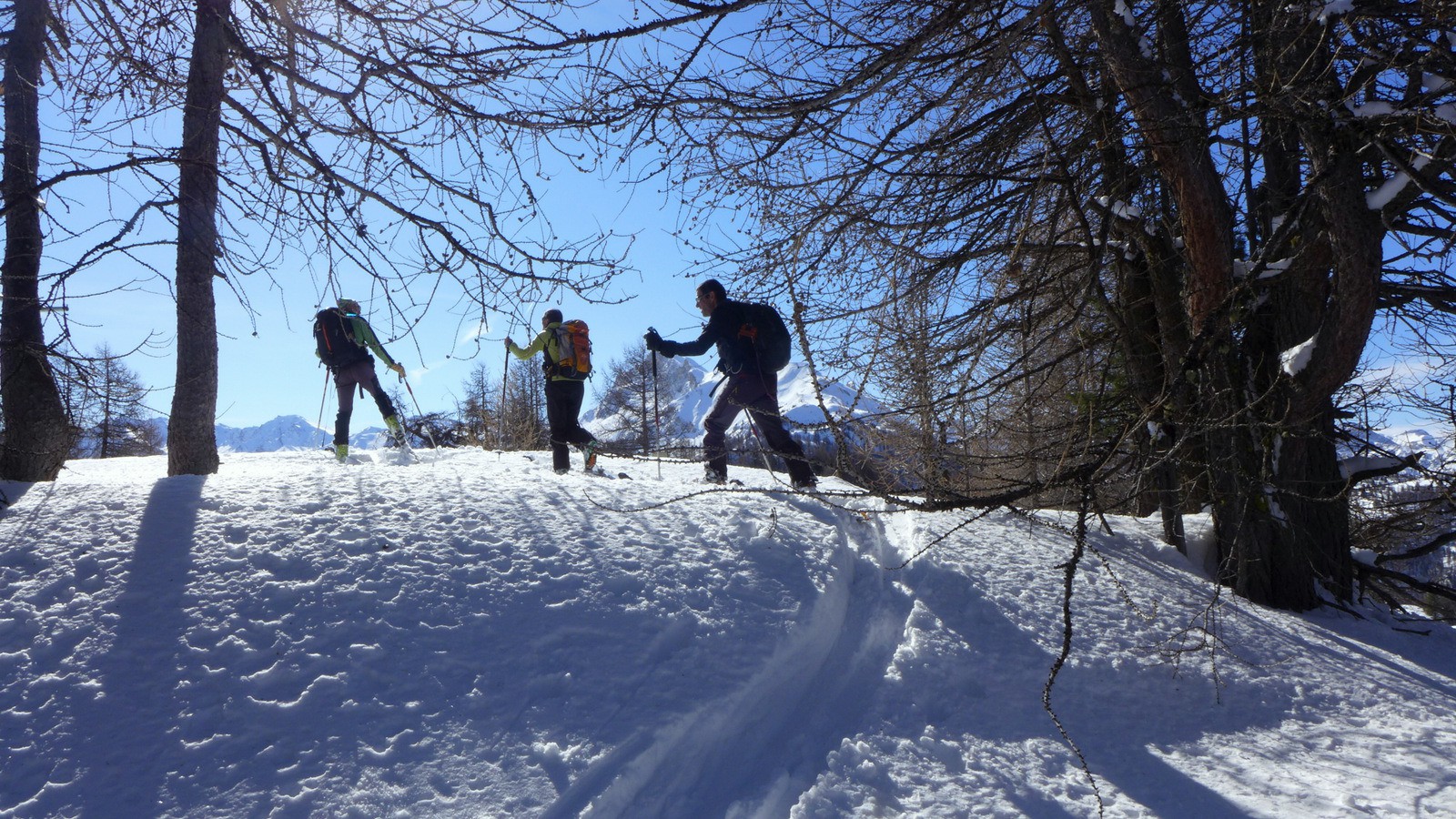 Derrière, il y a une surprise.