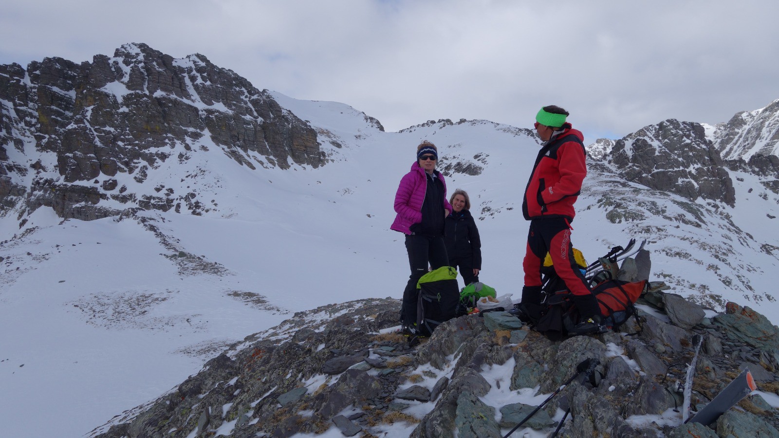 Valérie, Annie et Gérard au sommet sur fond de Mont des Merveilles
