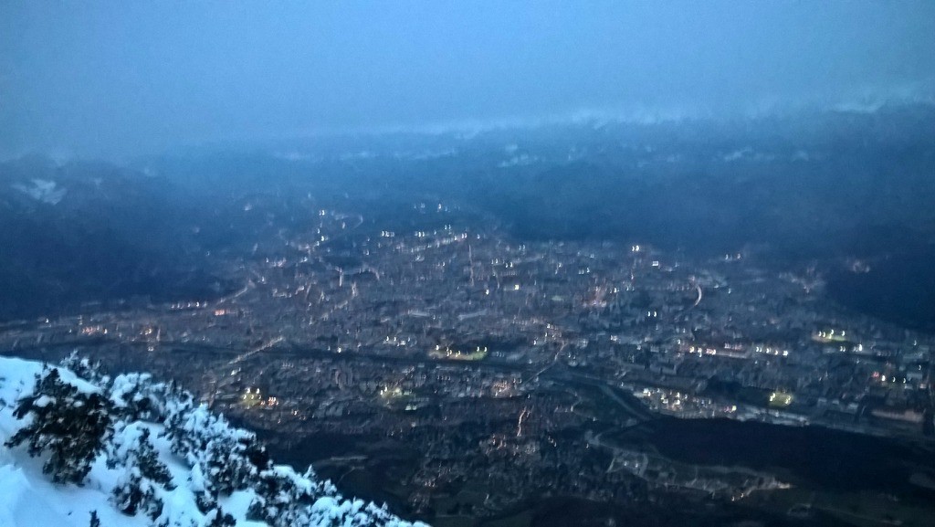 Grenoble, la nuit l'enveloppe