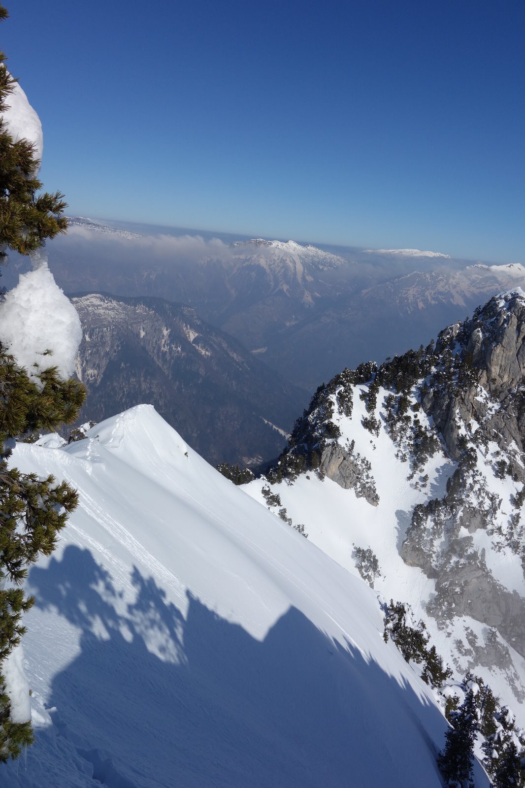 l'arête  à gauche qui mène au départ du couloir NE
