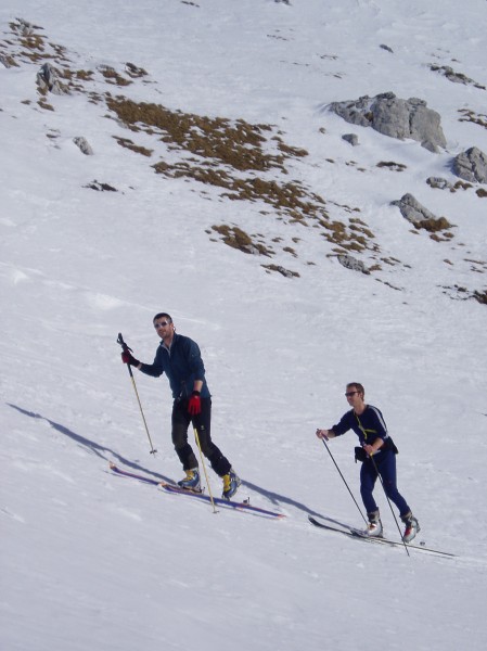 Remontée en peaux : on remonte chercher les affaires laissées à l'épaule en grande décontraction et au soleil s'il vous plaît !