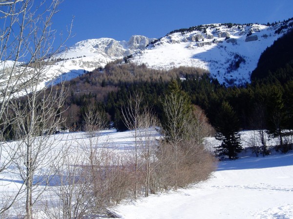 Combes des Fourches : La montée se fait par l'épaule à gauche et la descente par la combe tout droit; au fond à gauche le rocher de l'Ours