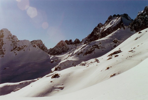 Col des Aiguillons : En arrivant sur le Col des Aiguillons. Tout en haut à droite, la partie supérieure du Glacier de Celliers et le sommet