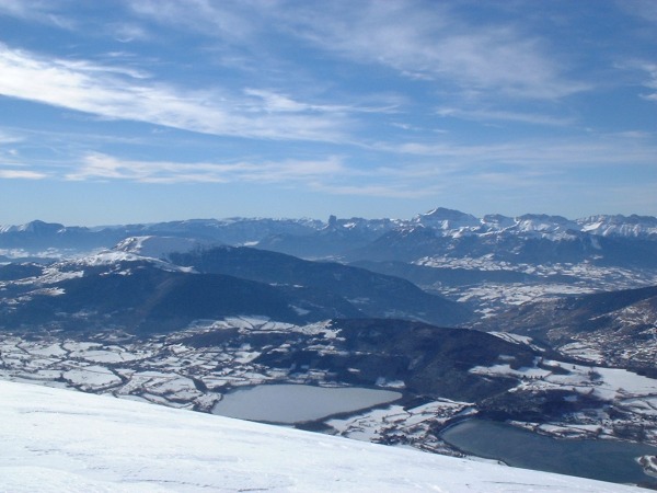 Le plateau matheyssin : Vue du sommet du Grand Serre sur le plateau matheyssin. En fond le mont Aiguille et le Grand Veymont.