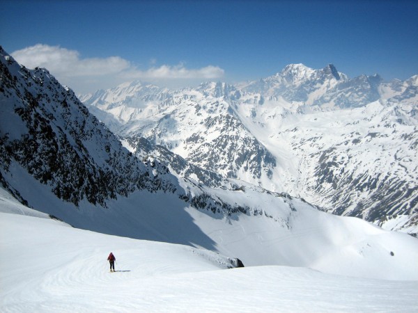 Mont-Blanc : Descente face au Mont-Blanc et surtout face à la magnifique face Est des Grandes Jorasses