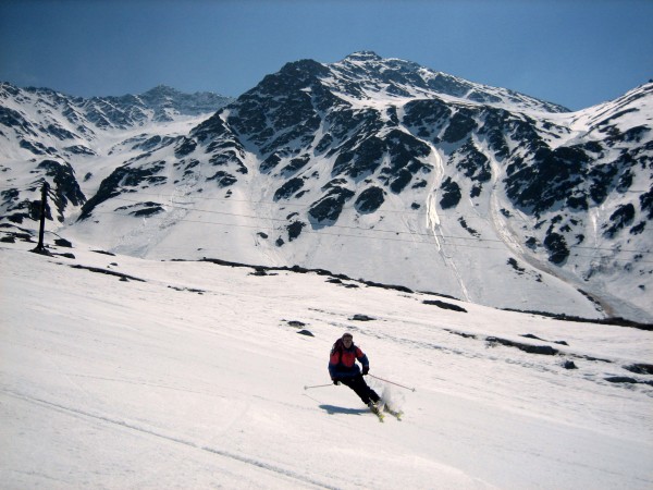 Carve sur la piste du téléski : Véro se fait plaisir sur la piste.