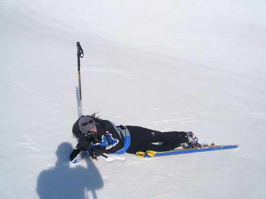 Marco se roule dans la neige : Comment voulez vous tenir un horaire avec un compagnon pareil ? Ah ces artistes ...