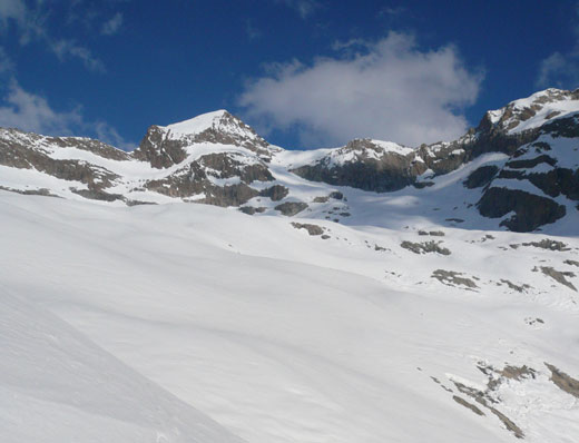 Sommet : Le sommet, et la selle sur la droite. L'itinéraire du sommet semblait inskiable aujourd'hui.