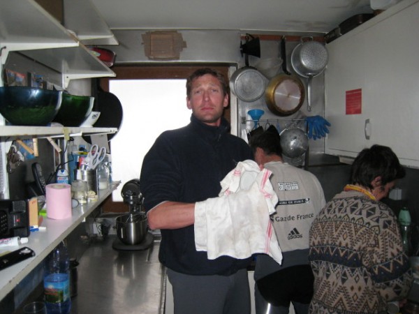 Vaisselle : Jean-marc et François s'activent avec la très sympathique gardienne du promontoire.