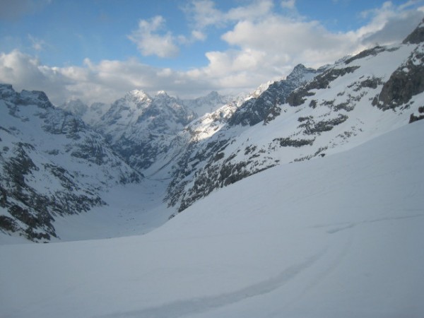 Vallon des Etançons : sur fond de Gde Aiguille de la Bérarde.