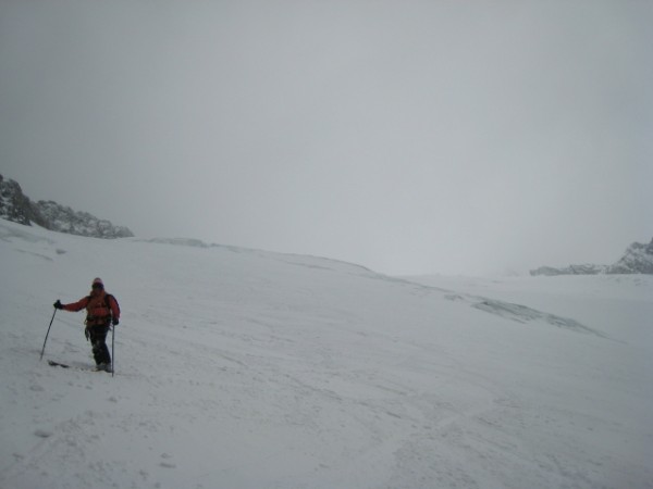 Glacier du Tabuchet : Ca y est, on est passé sous le plafond et le vent s'atténue.