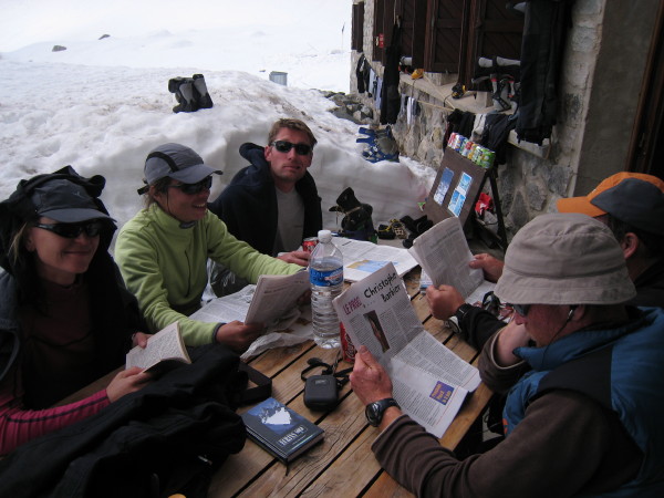 Les gauchistes : En pleine lecture. Merci au Monde Diplo, au Plan B, Toponeige/IGN et autres.