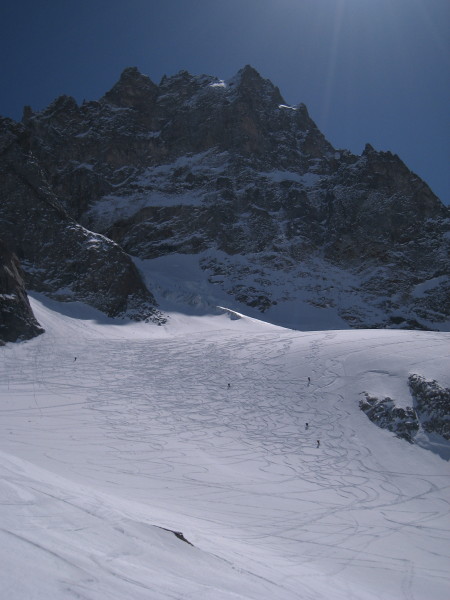 Sur le glacier : A droite c'était tout en poudre, au soleil. Maintenant grandes courbes dans la transfo jusqu'au Châtelleret.
