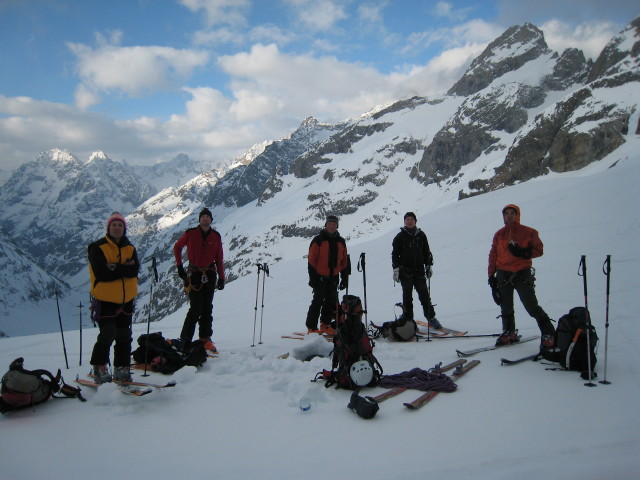 La fine équipe : allège les sacs sous l'arête du Promontoire.