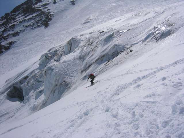 #12 Descente du Weisskugel : La directe sous le Weisskugel, Guillaume attaque près des séracs Descente du Weisskugel : La directe sous le Weisskugel, Guillaume attaque près des séracs