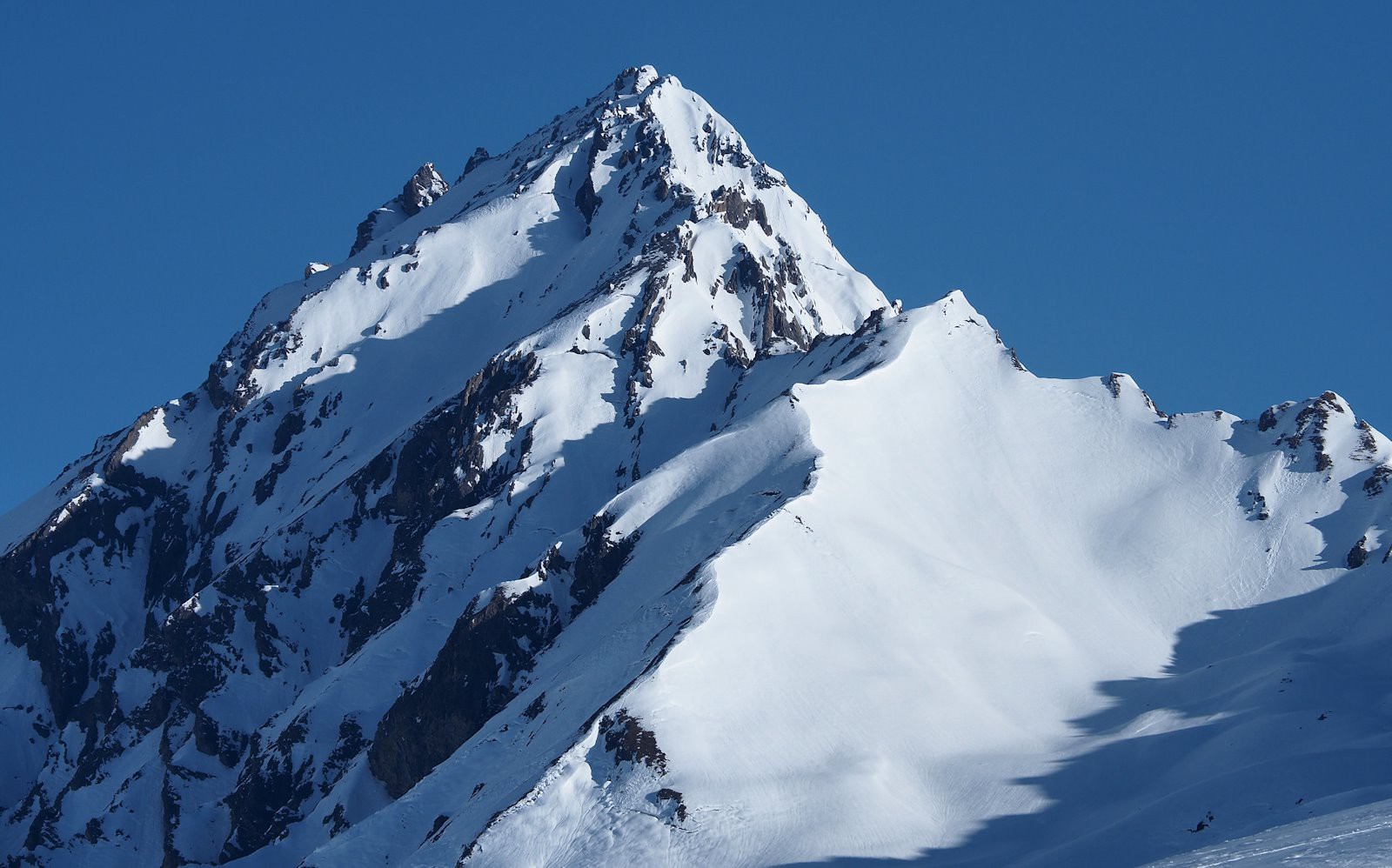 Le Roignais (2995 m) et son satellite,  la Pointe de Plovezan (2663 m).