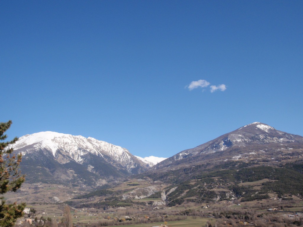 vue d'Embrun:à gauche le Mont Orel,à droite le Méalle,entre L'eyssina