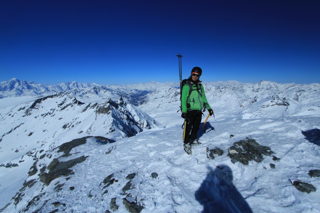 Noémie au sommet devant les Alpes Valaisannes au fond