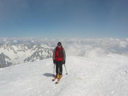 Le Mont Blanc !?! : 2 heures 45 depuis le Col de la Brenva... enfin le sommet !!! Et cette expression de joie d'atteindre un tel sommet... tiens ! un urinoir...