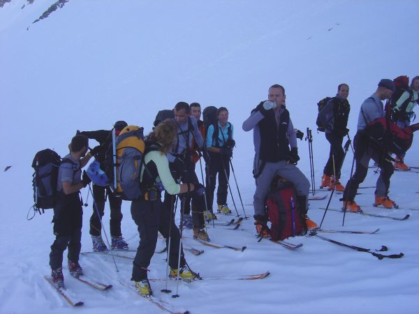 Groupe skitour game : Une toute petite partie du groupe peu avant la bèche de la Loza