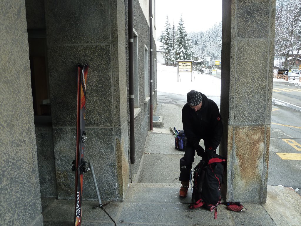 derniers préparatifs, sous l'entrée d'un immeuble qui n'aurait pas déplus à Joseph S. 