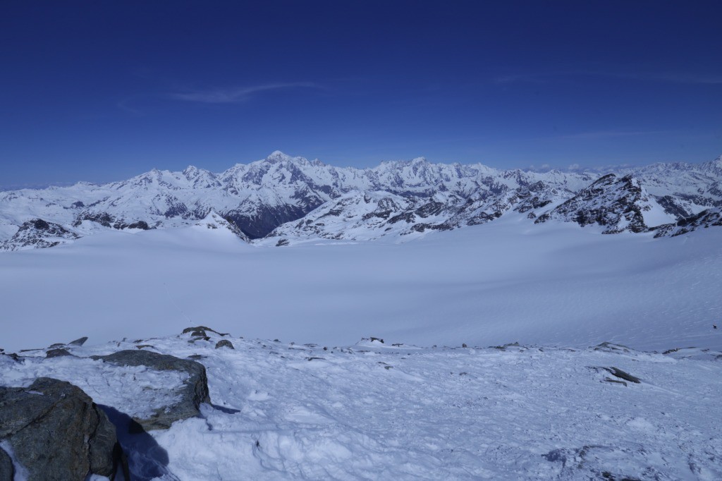 Panorama sur le massif du Mont Blanc et les Grandes Jorasses depuis le sommet