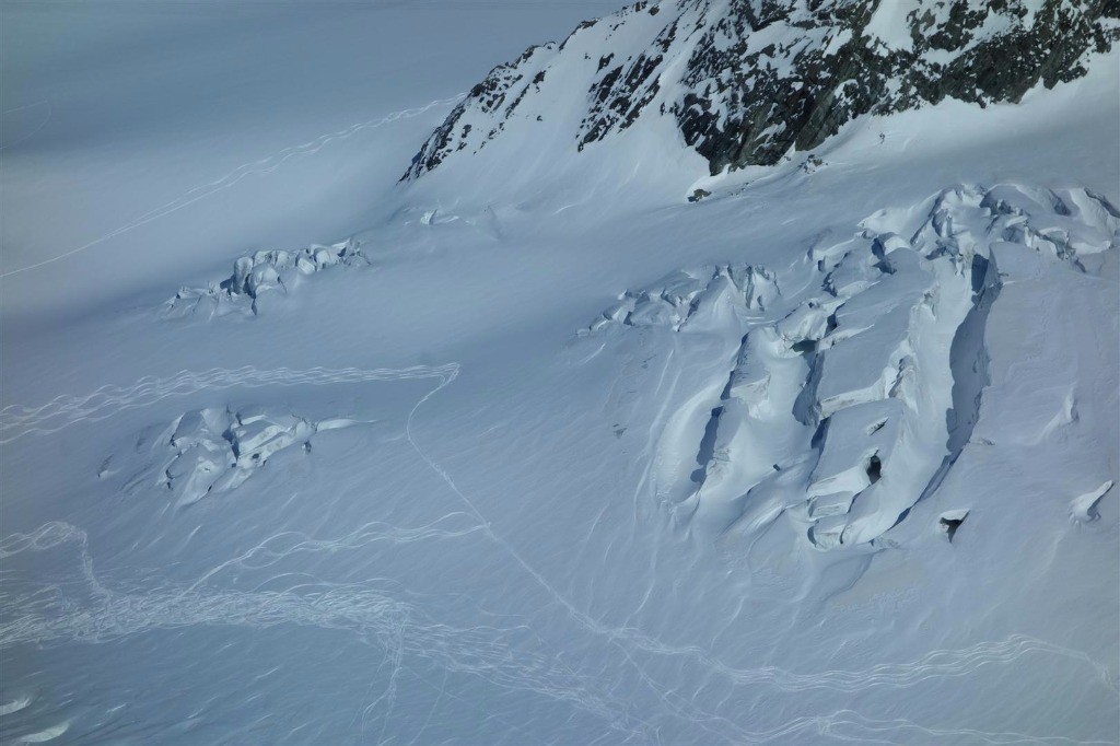 vue plongeante depuis le sommet de l'aiguille sur les traces du glacier de Gébroulaz, descendu l'avant-veille
