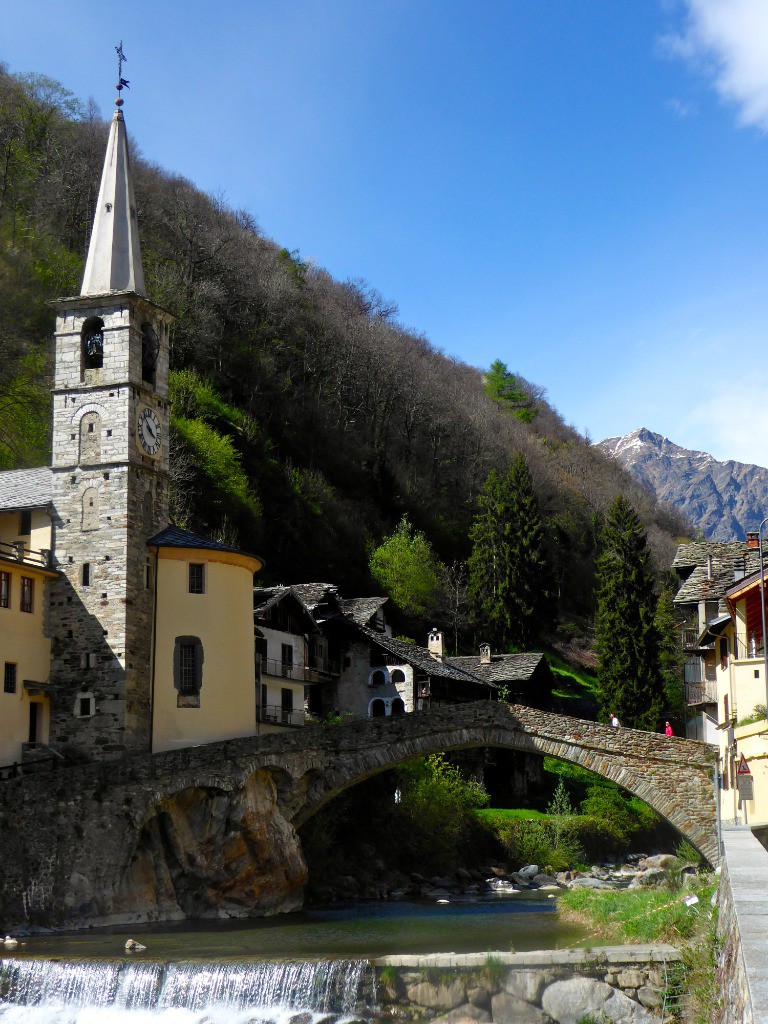 Entre les combats de Reines et les jolis ponts, elle est sacrement sympa cette vallée :)