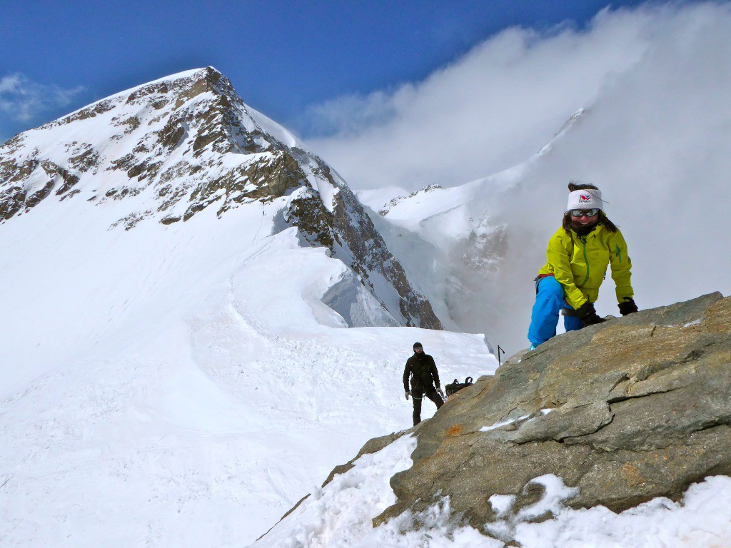 Quelques pas de grimpe pour accéder à la vierge devant l'oeil de la Pyramide Vincent