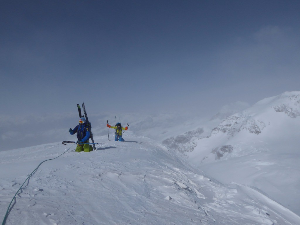 Un vent de dingo au sommet, obligé de se mettre à genoux pour ne pas se faire dégager...