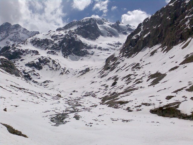 Vue depuis la vallée : Le Gioberney est en dernier plan au fond au centre de la photo