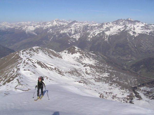 Arrivée au sommet : Anne-Cé arrive avec le vallon d'Urine en arrière-plan