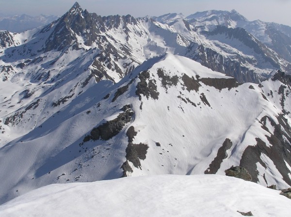 Panorama du sommet : Vue sur tout le vallon Bouchet avec la Mait d'Amount au premier plan et le Bric Bouchet qui sort du lot