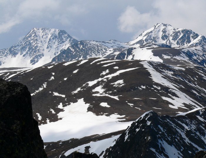 Capcir : Vue du pic de Baxouillade : Au fond l Pics Péric et de laGrande Porteille, au premier plan le pic de Terrers  sans neige .