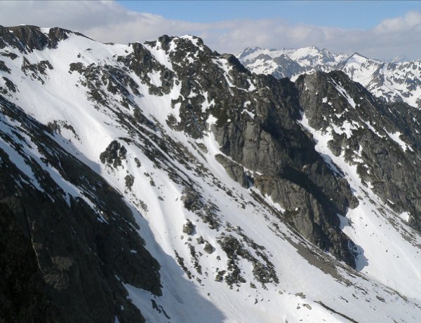 pic de Recantou : Vue du Pic de Baxouillade: Le couloir des Recantous commence à manquer de neige .