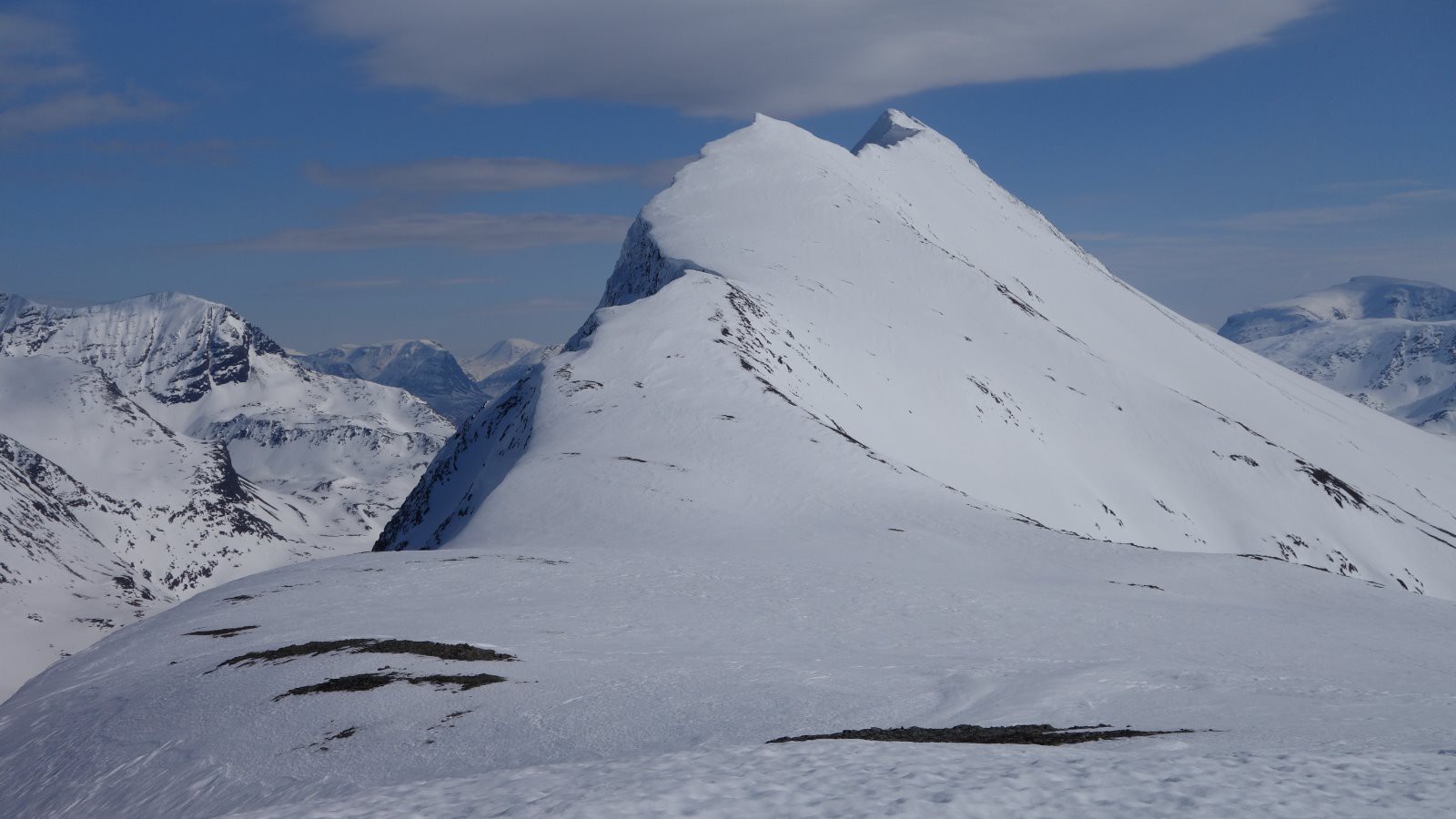 Au téléobjectif, l'antécime skiable et le sommet vus depuis le Lagofjellet