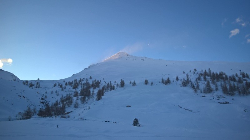 Au départ des Fonts, ciel bleu, vent au sommet du Pic Lombard.