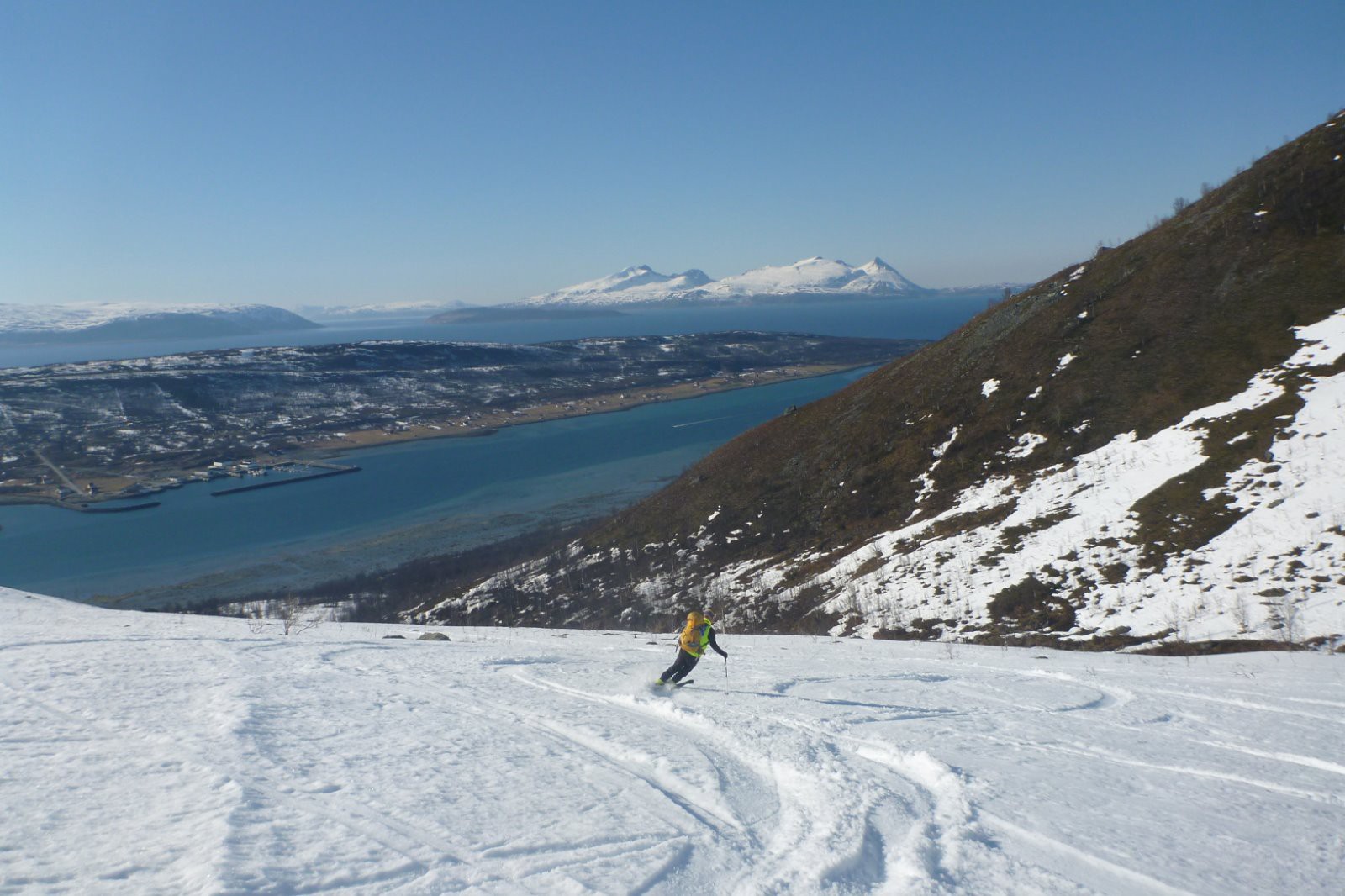 Didier dans la dernière descente vue fjord