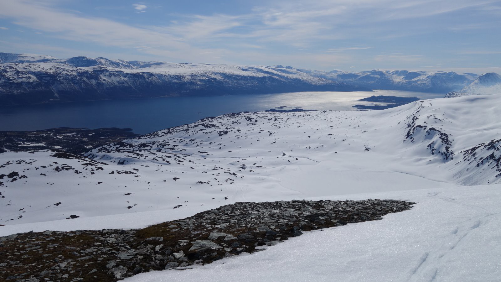 Coup d'œil dans la rétro avec vue sur fjord et le lac : Rotenvikvatnet