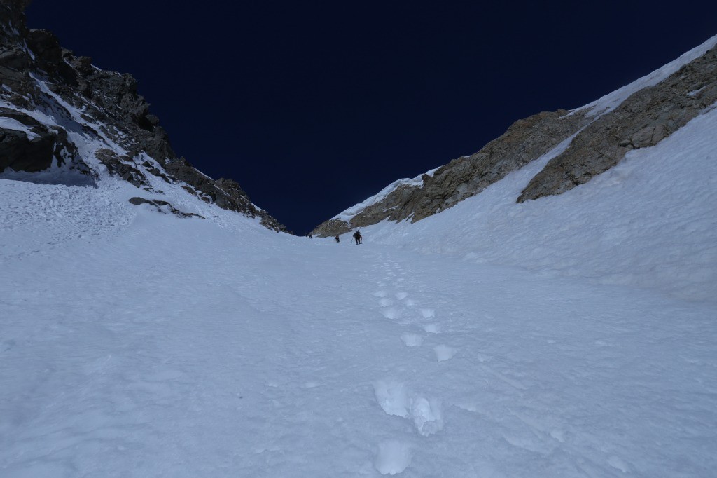 Les skieurs alpinistes sont nombreux à remonter la brèche de la Plate des Agneaux
