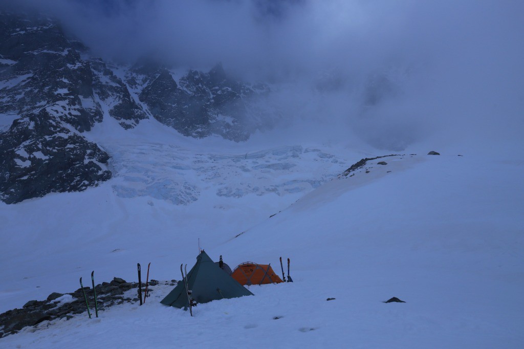 Un bivouac était installé en haut du Glacier Noir sous Ailefroide!