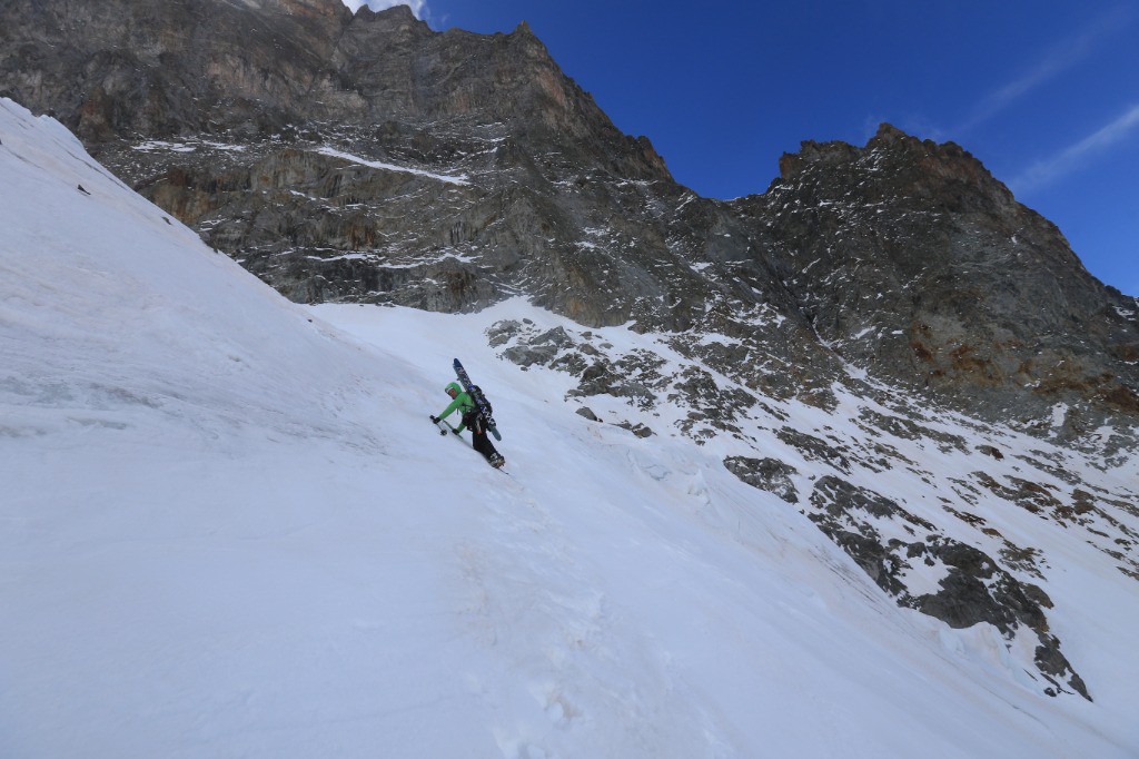 Passage en crampons sur le glacier dans la montée au Col de la Casse Déserte