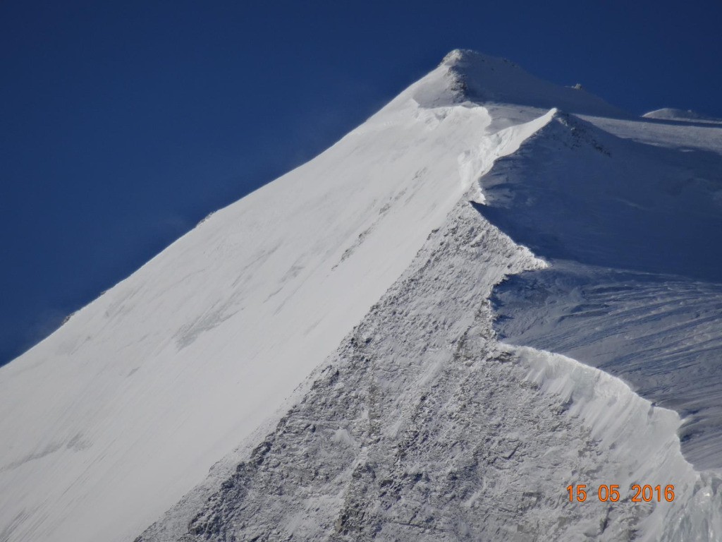 la glace ne semblent pas etre bien loin ,sous le sommet ...