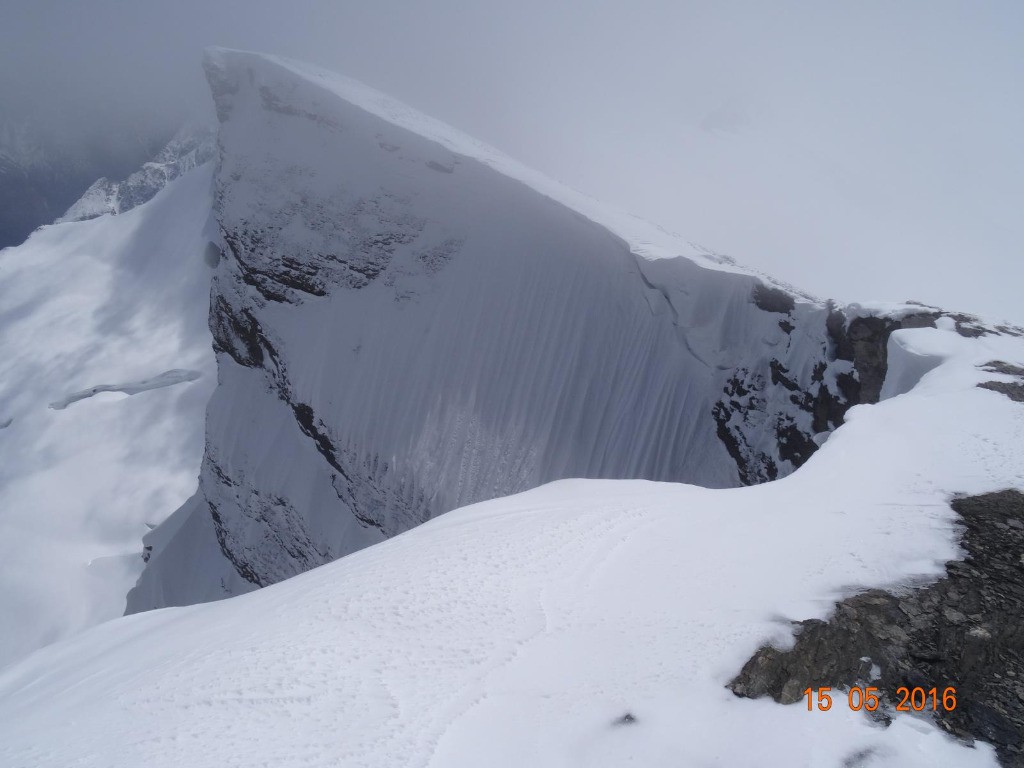 pente vertigineuse, en versant E de l'arêt S