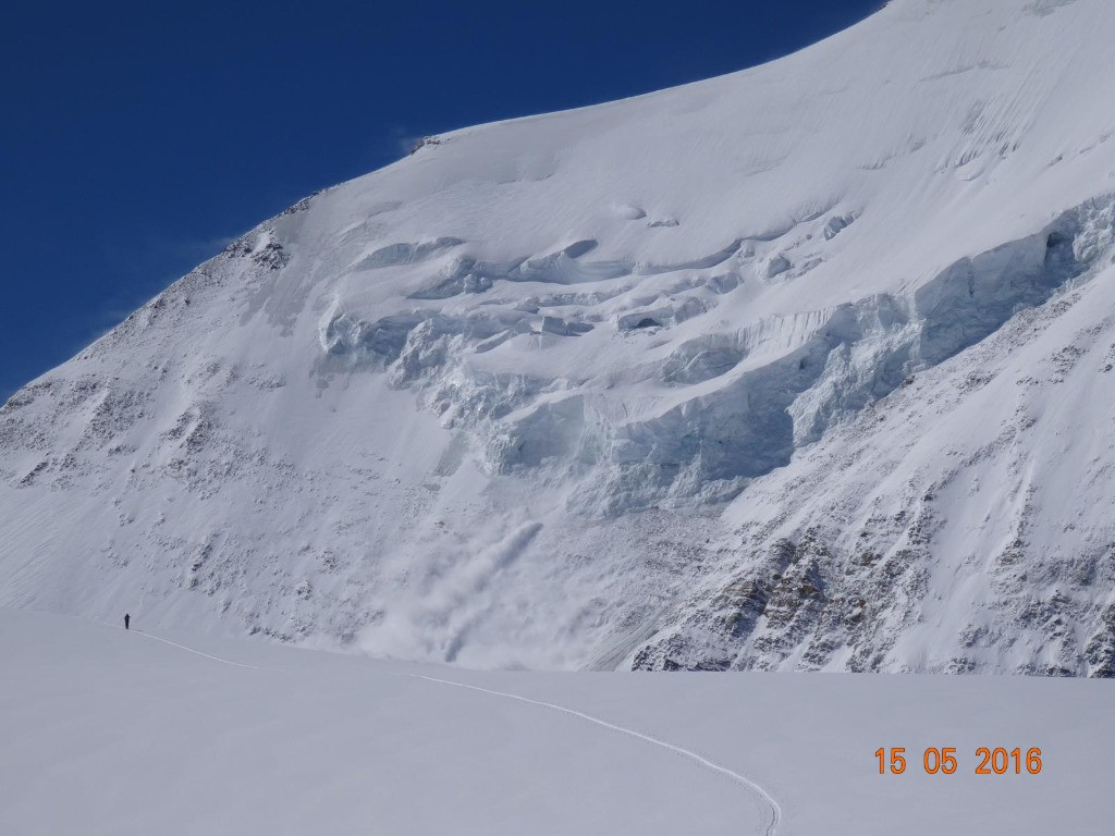 Bishorn, face NE .Rive droite en glace et gauche bien sèche. photo prise à la fin de l'avalanche de séracs !