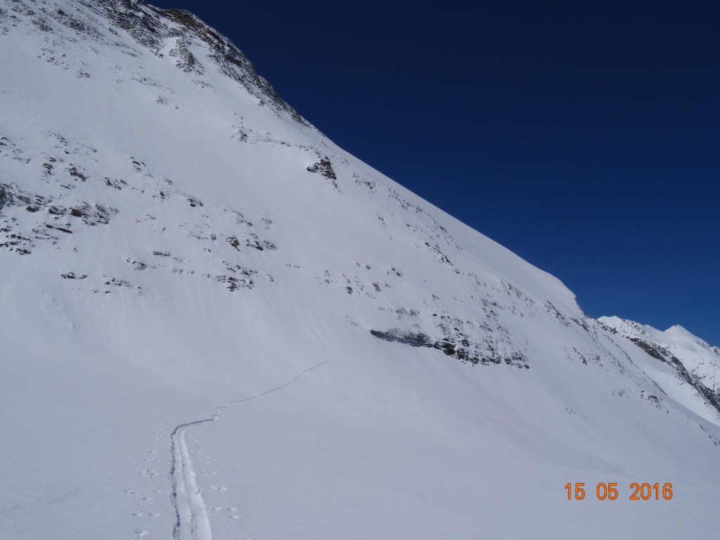 je rejoint le pieds de la face E du Stierberg, et fait demi-tour !
