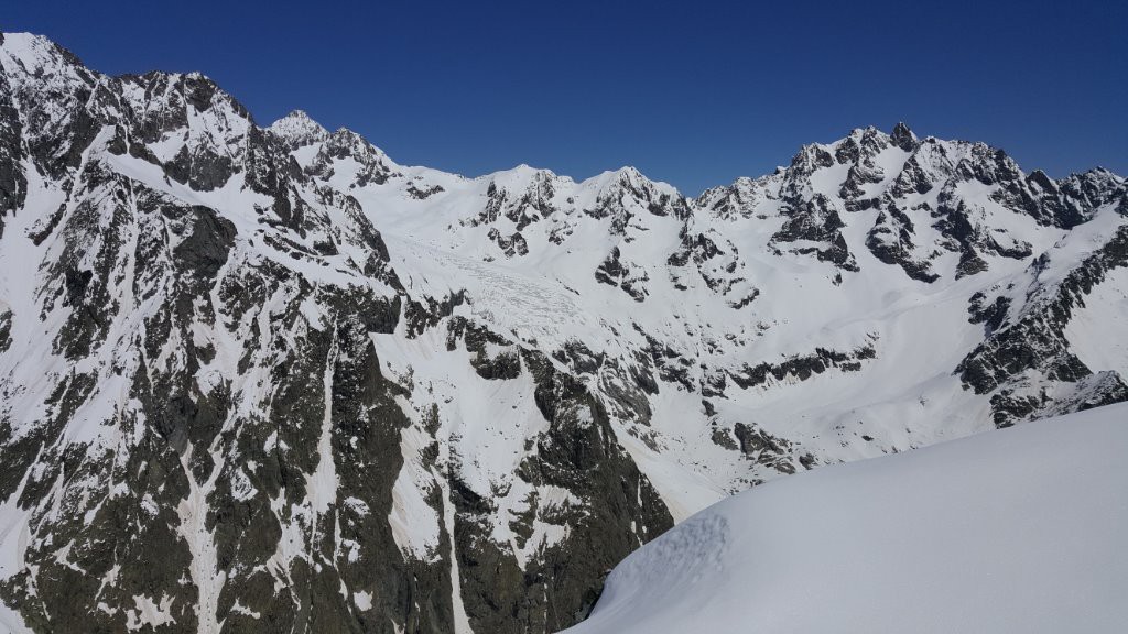 Les Agneaux, Refuge du Glacier Blanc visible (zoom)