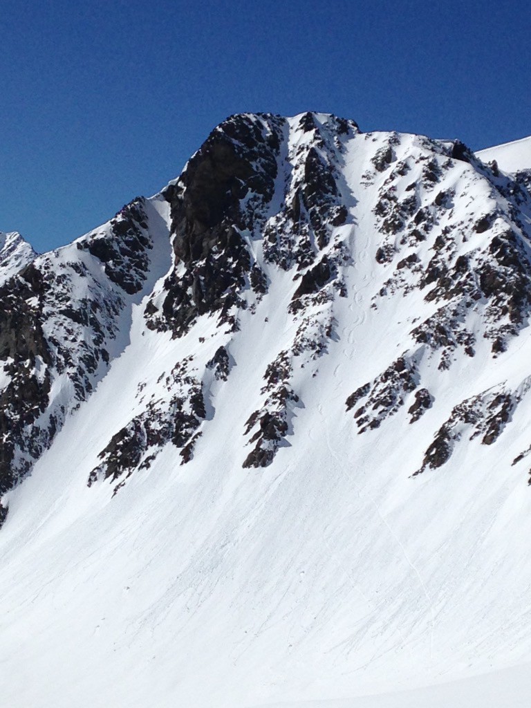 Descente du couloir de l'Aiguille Noire par un skieur et snowbordeur