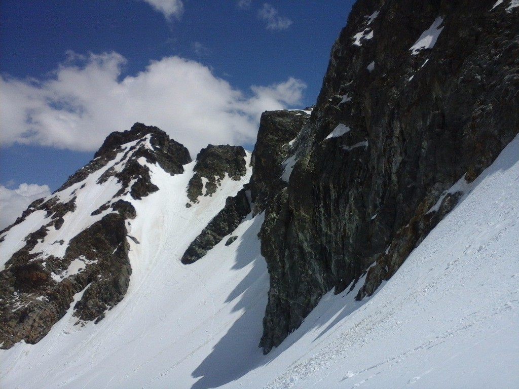 Brêche d'argentière skiée rive gauche bien remplie (cachée par le rocher de droite)
