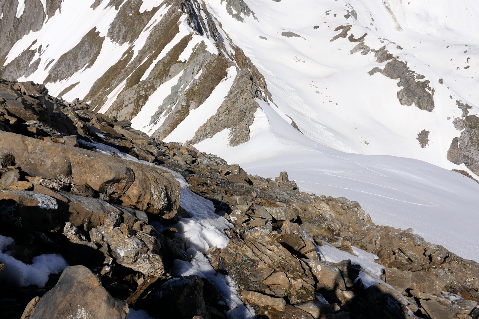 Petit passage rocheux pour atteindre le col 2811 m.